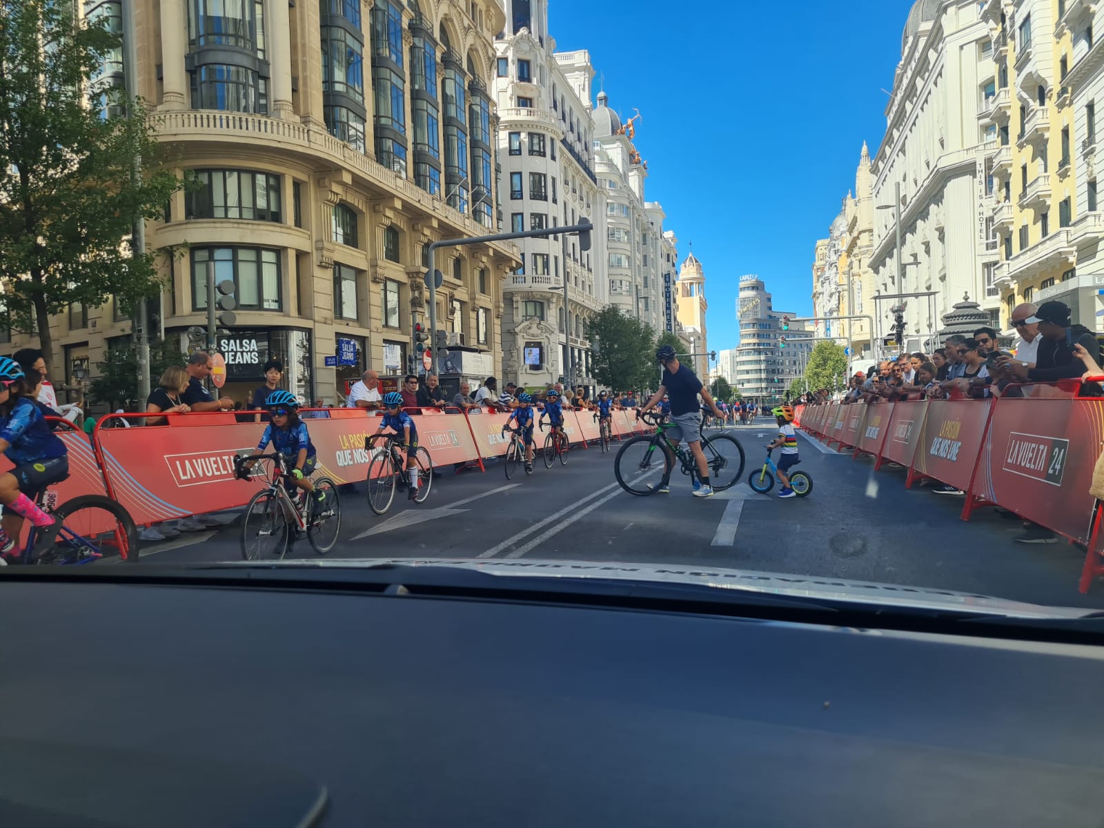 Las Escuelas Madrileñas partícipes en el último día de la Vuelta Ciclista a España 2024