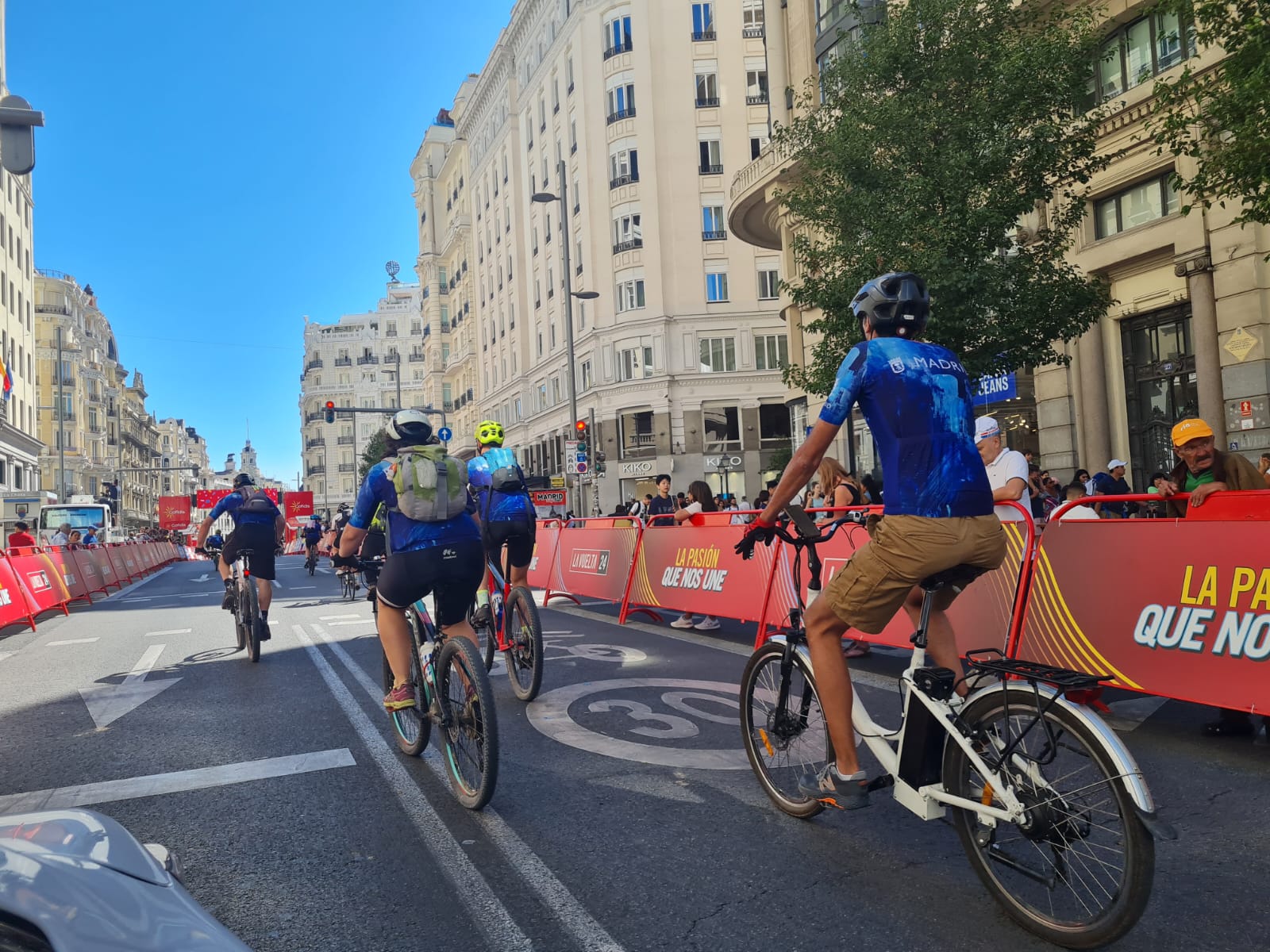 Las Escuelas Madrileñas partícipes en el último día de la Vuelta Ciclista a España 2024