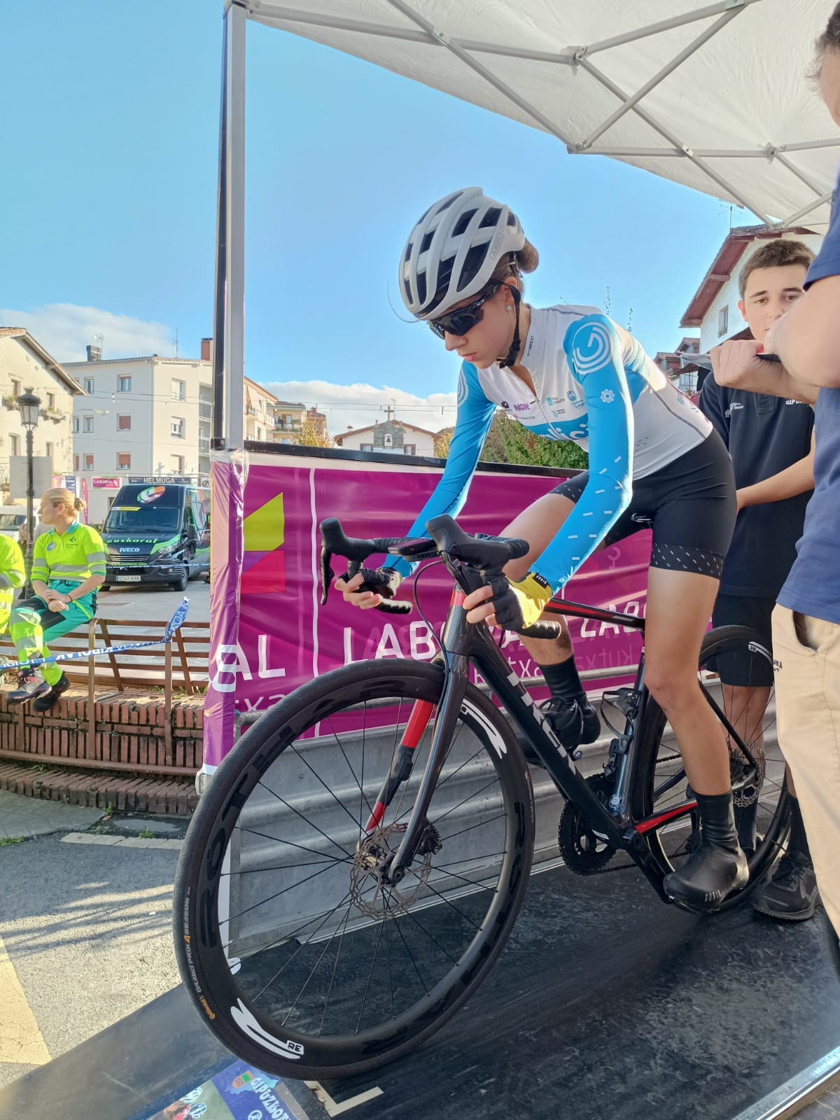 Alejandra Neira arrasa na Gipuzkoako Itzulia coa Selección de Galicia