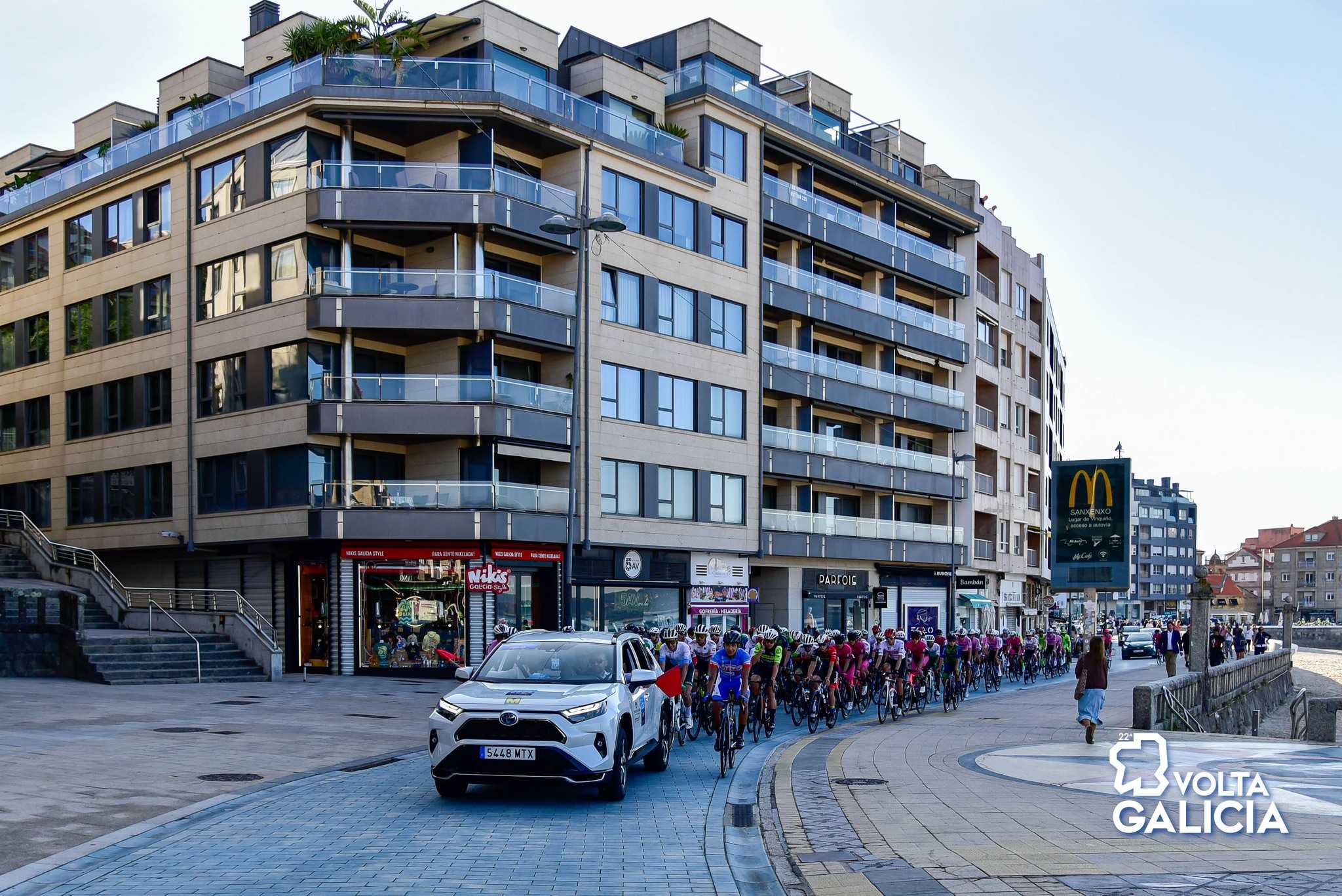 José Luis Faura resiste de amarelo no peche da Volta a Galicia en Sanxenxo