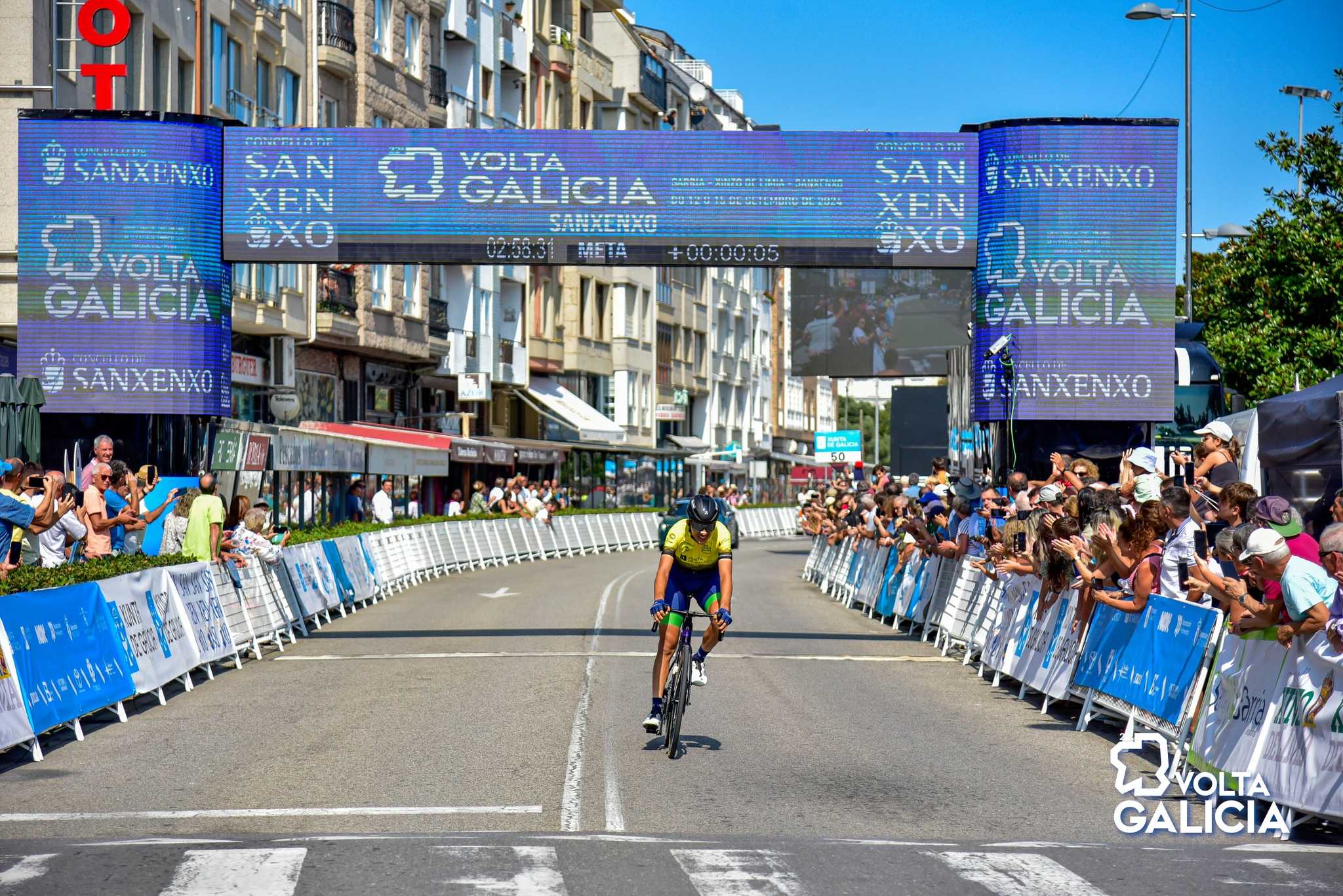 José Luis Faura resiste de amarelo no peche da Volta a Galicia en Sanxenxo