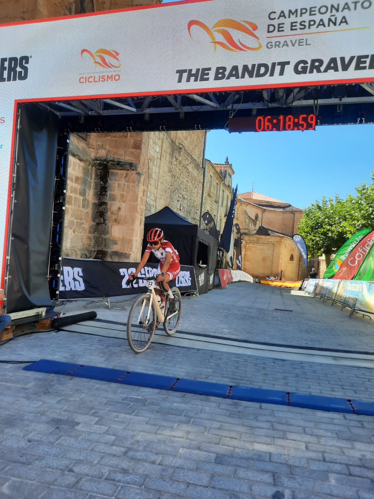 Carlota Casanueva fue 2ª en el Campeonato de España de Gravel en féminas sub23 con el maillot de la selección de Cantabria