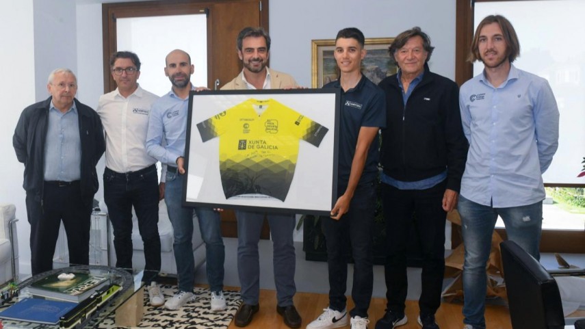 Diego-Calvo-recibe-un-maillot-asinado-polo-vencedor-da-Volta-Ciclista-a-Galicia-