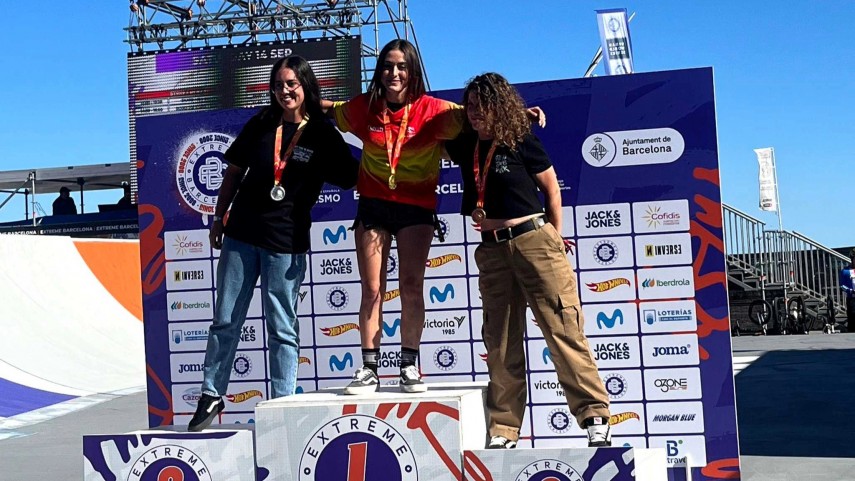 Laura-Carrera-sobe-un-chanzo-no-podio-do-Campionato-de-Espana-de-BMX-Freestyle-Park