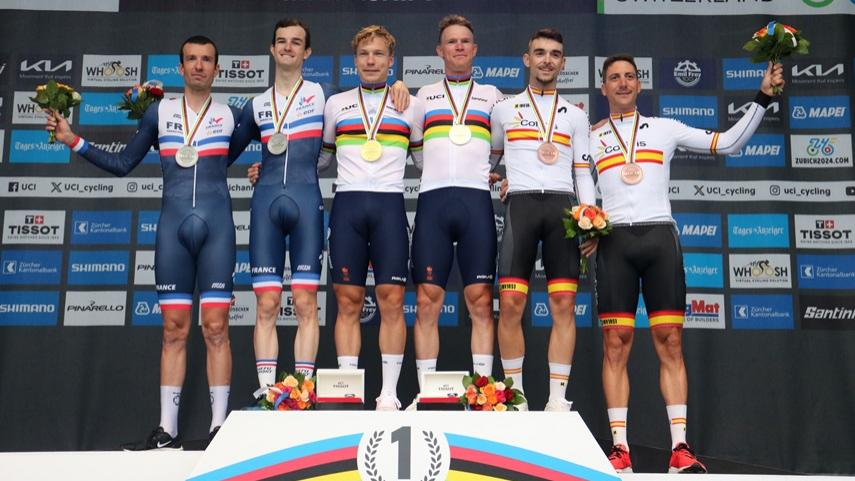 Imanol-Arriortua-y-Francisco-Rus-se-cuelgan-la-medalla-de-bronce-en-el-Mundial-de-Zurich-