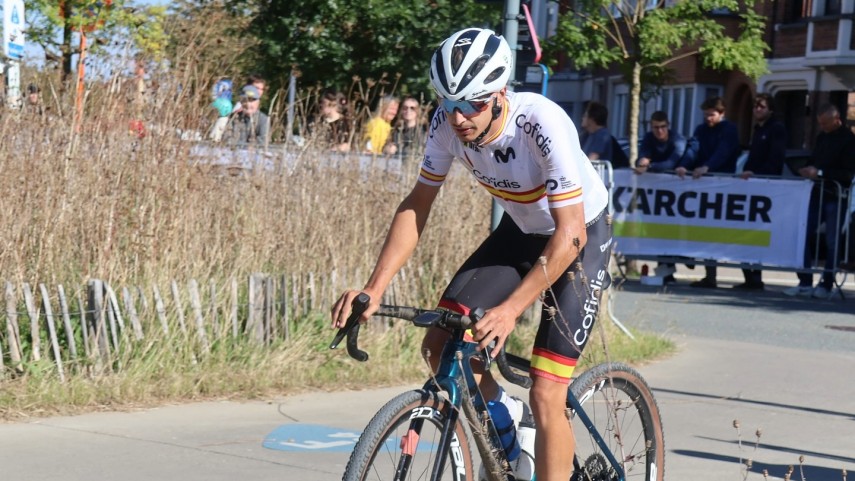 Andres-Taboada-alcanza-a-meta-de-Leuven-no-seu-primeiro-Mundial-de-Gravel