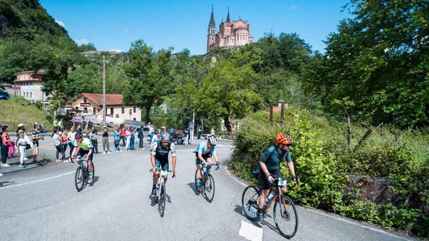 Celebrada-la-32-edicion-del-Desafio-Lagos-de-Covadonga-by-TotalEnergies-con-un-gran-ambiente-ciclista