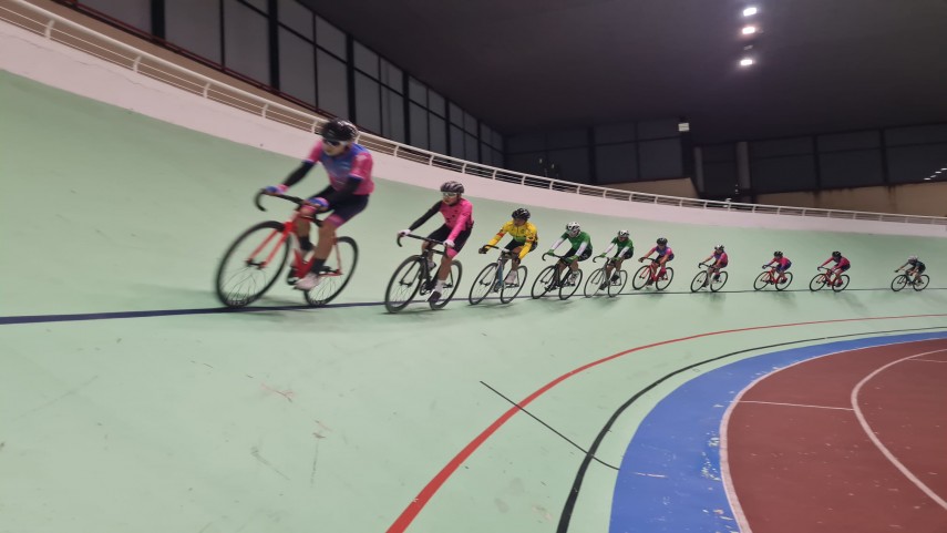 Primer-entrenamiento-de-pista-de-infantiles-en-el-Velodromo-de-Galapaga