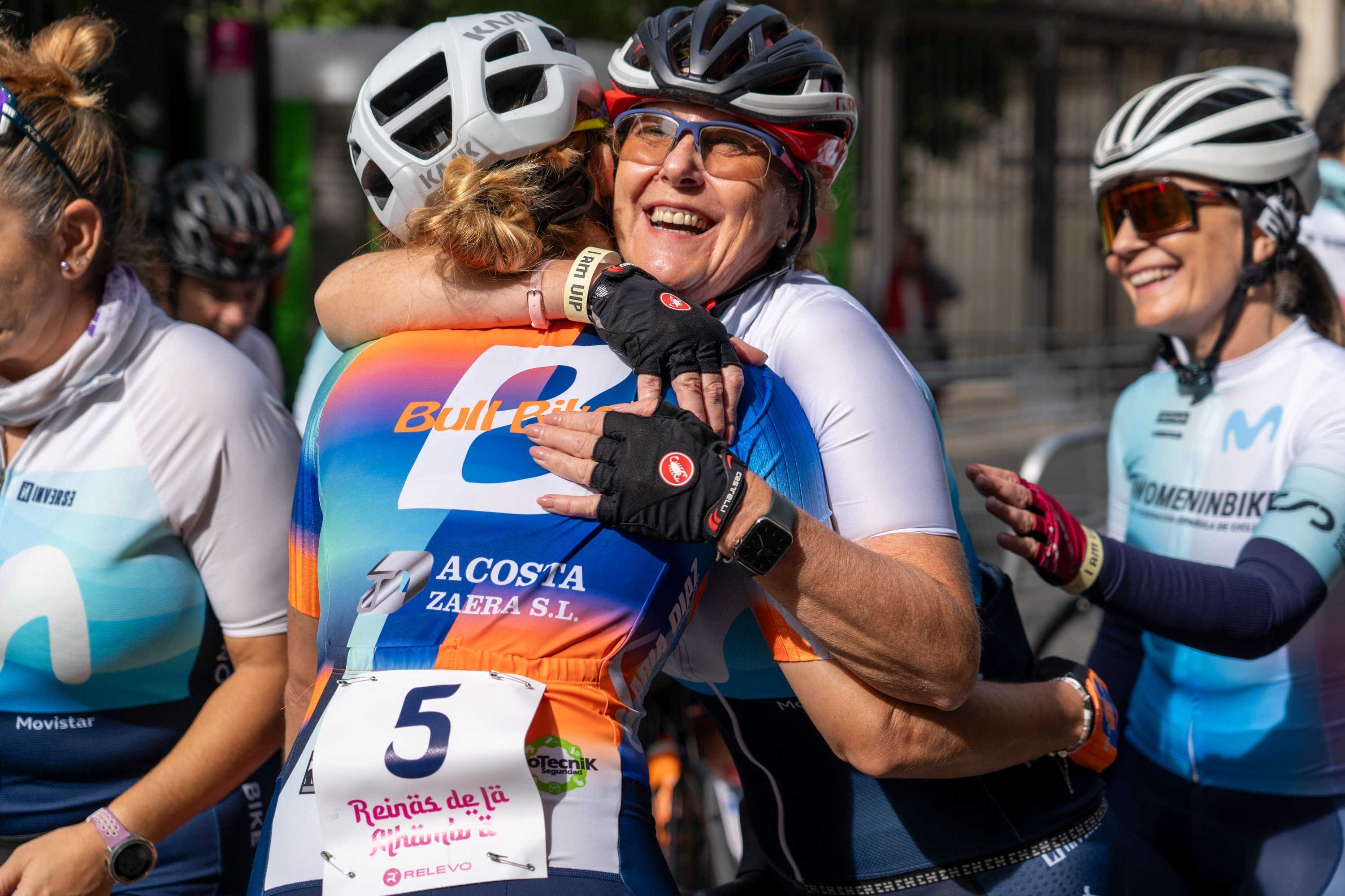 Women In Bike disfruta de una experiencia inolvidable en el Critérium Reinas de la Alhambra