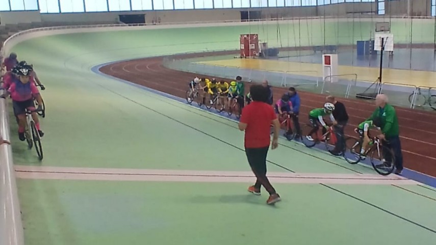 Segundo-entrenamiento-de-pista-para-los-Infantiles-en-el-velodromo-Tasio-Greciano