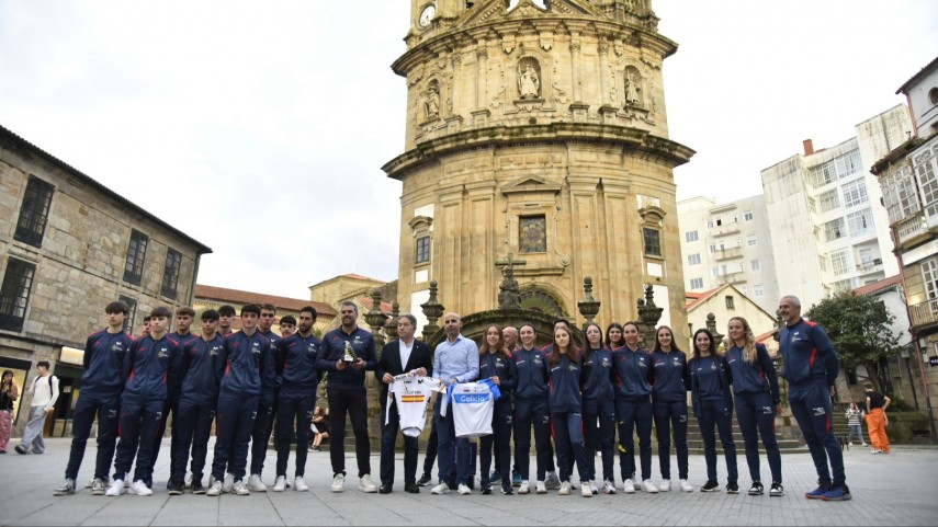 -O-alcalde-de-Pontevedra-recibe-a-seleccion-espanola-antes-do-Campionato-de-Europa-de-Ciclocros