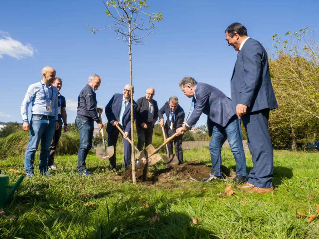 A UEC e CX Pontevedra plantan unha árbore na Illa das Esculturas