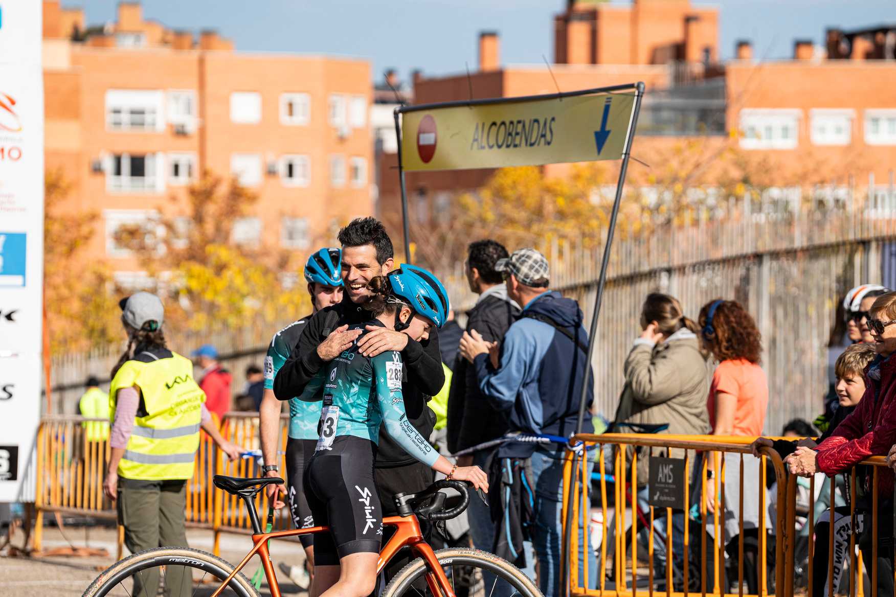 KEVIN SUÁREZ Y LUCÍA GONZÁLEZ SE IMPONEN EN UN REÑIDO CICLOCROSS DE ALCOBENDAS