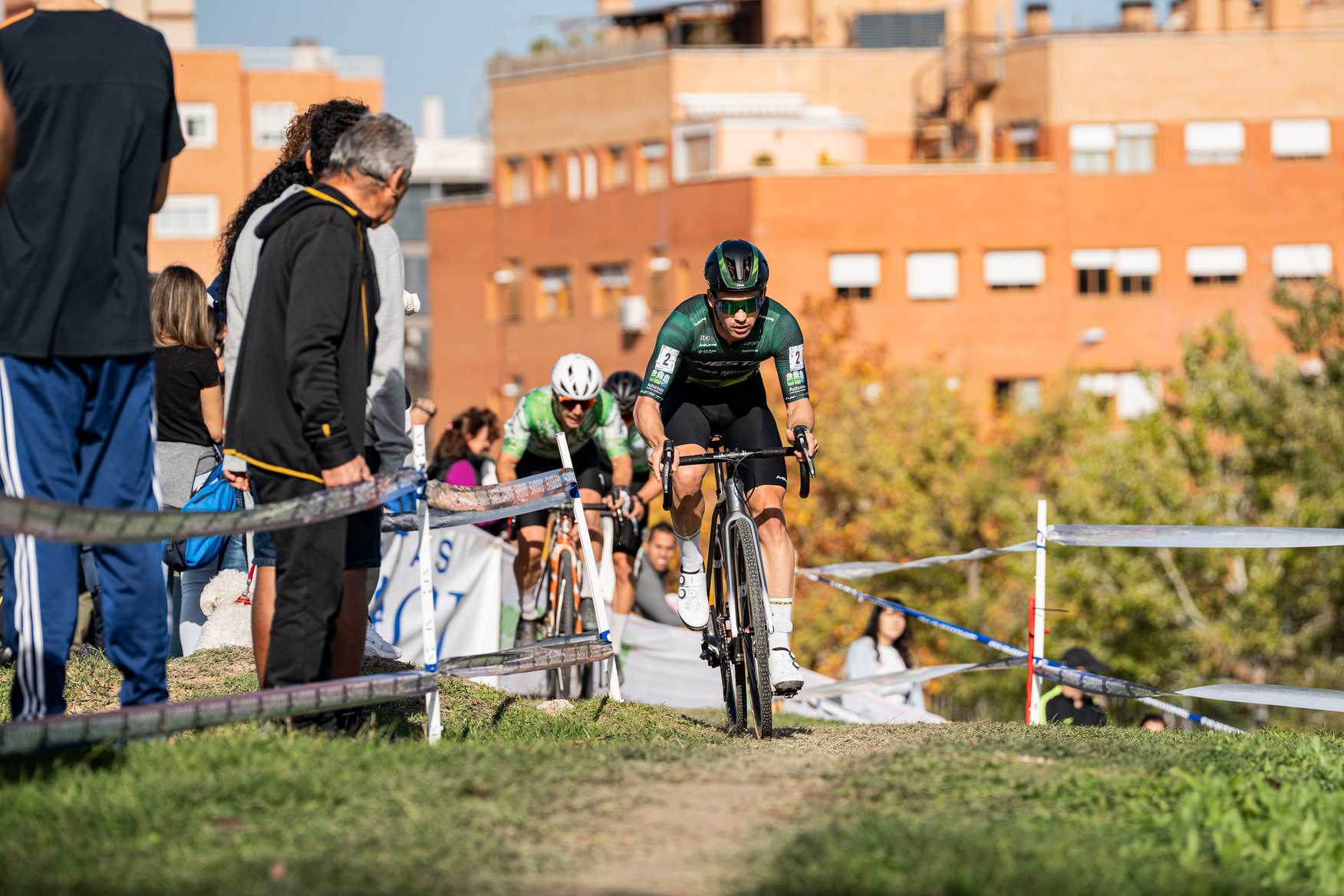 KEVIN SUÁREZ Y LUCÍA GONZÁLEZ SE IMPONEN EN UN REÑIDO CICLOCROSS DE ALCOBENDAS