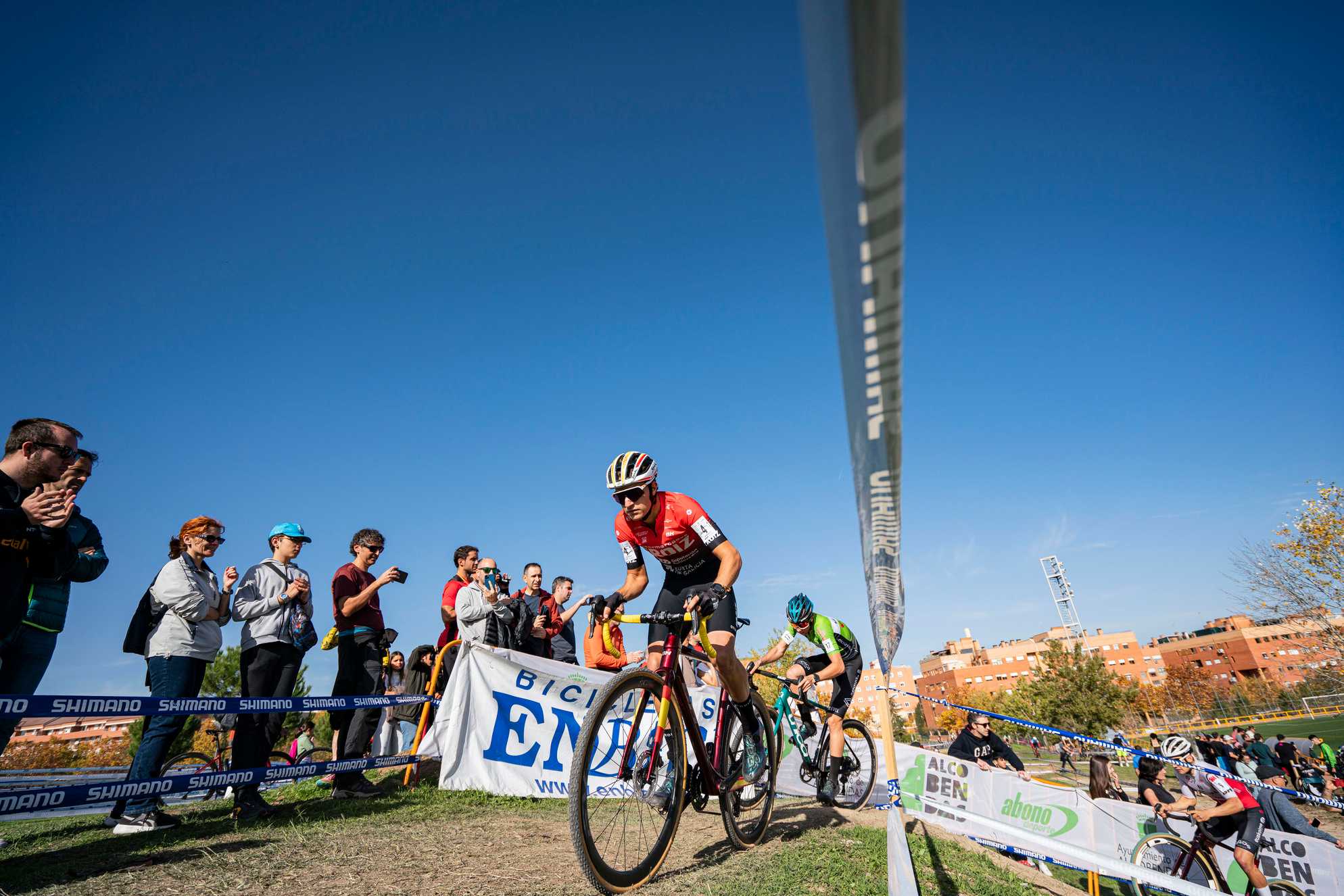 KEVIN SUÁREZ Y LUCÍA GONZÁLEZ SE IMPONEN EN UN REÑIDO CICLOCROSS DE ALCOBENDAS