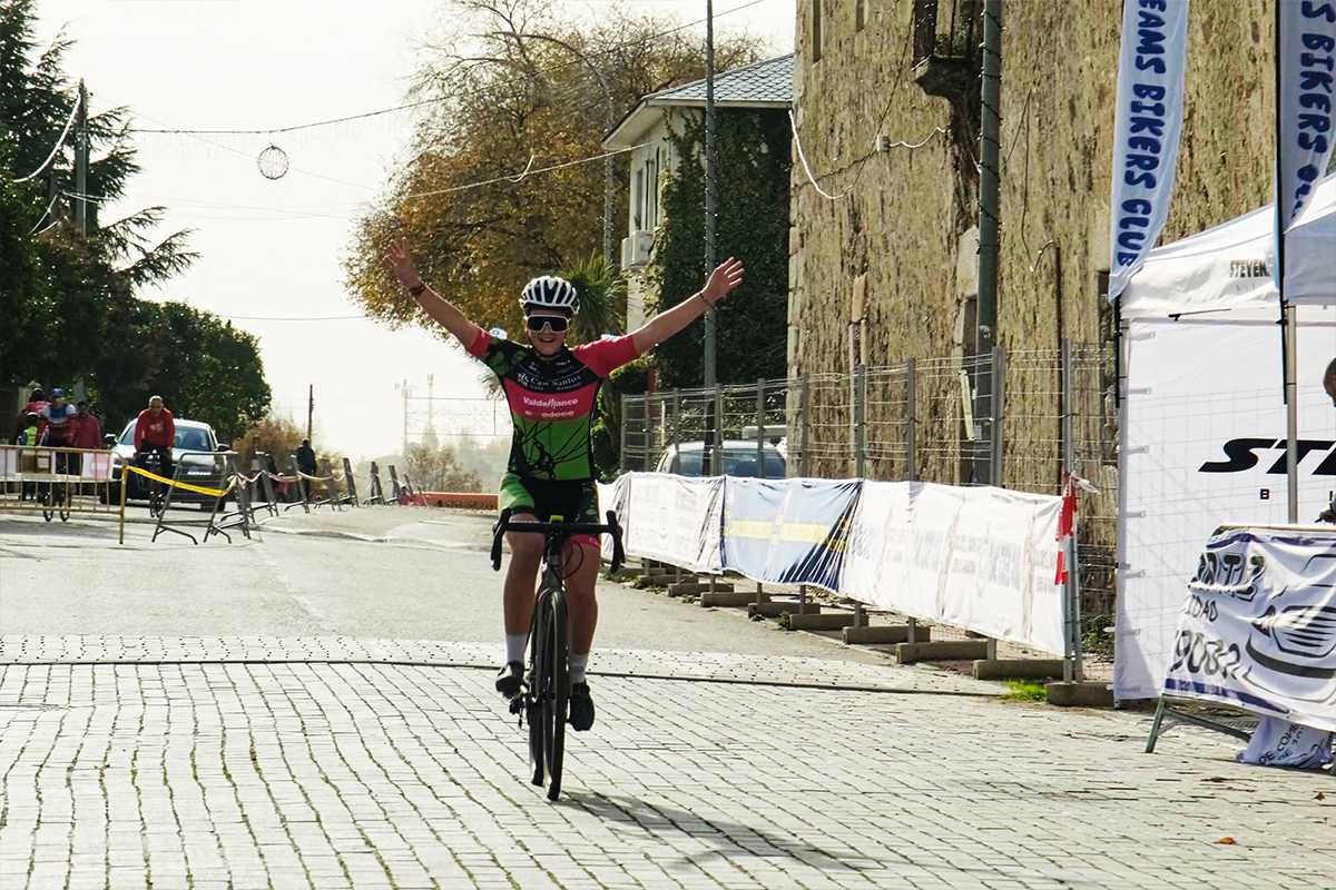 LUCÍA SÁNCHEZ-MONTÁÑEZ Y JORGE GONZÁLEZ, LOS MÁS FUERTES EN EL CICLOCROSS DE CABANILLAS DE LA SIERRA