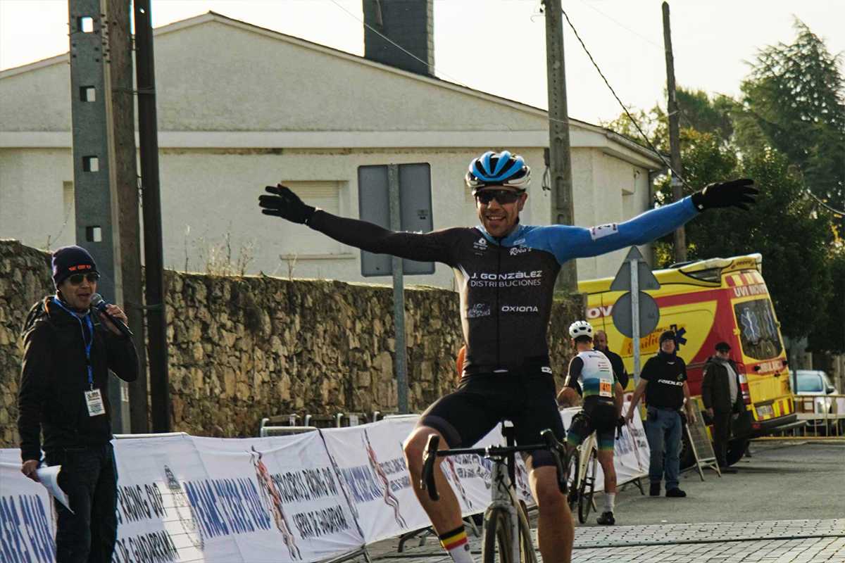 LUCÍA SÁNCHEZ-MONTÁÑEZ Y JORGE GONZÁLEZ, LOS MÁS FUERTES EN EL CICLOCROSS DE CABANILLAS DE LA SIERRA