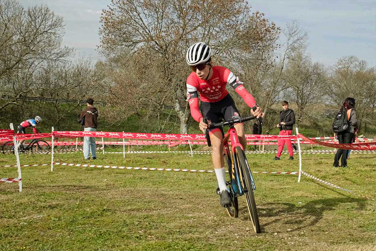 LUCÍA SÁNCHEZ-MONTÁÑEZ Y JORGE GONZÁLEZ, LOS MÁS FUERTES EN EL CICLOCROSS DE CABANILLAS DE LA SIERRA