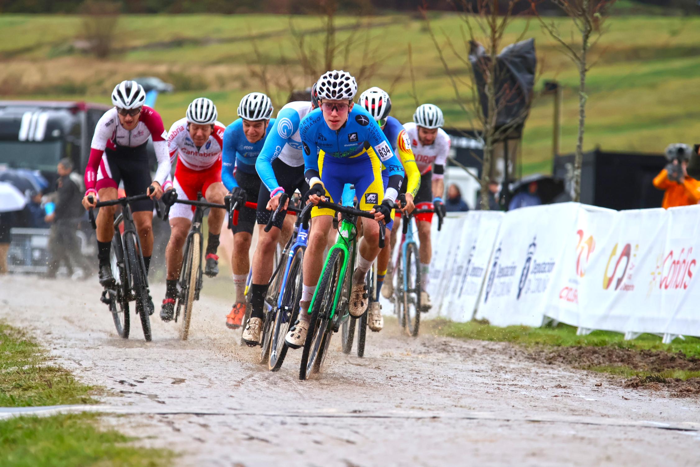 A Selección de Galicia báñase en prata no lago das Pontes