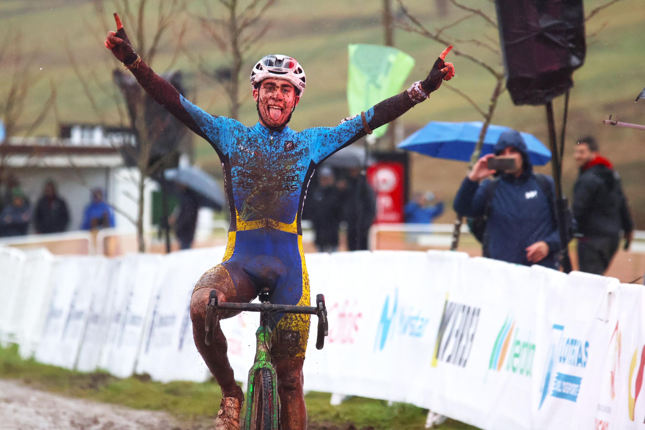 A Selección de Galicia báñase en prata no lago das Pontes