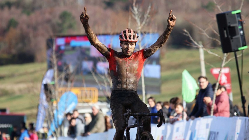 Miguel-Rodriguez-asina-unha-exhibicion-de-ouro-na-despedida-do-Campionato-de-Espana-de-Ciclocros