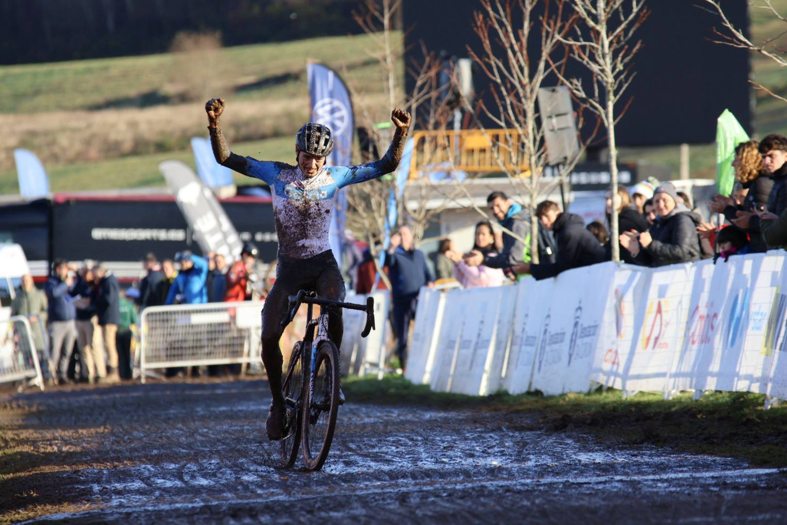 Miguel Rodríguez asina unha exhibición de ouro na despedida do Campionato de España de Ciclocrós