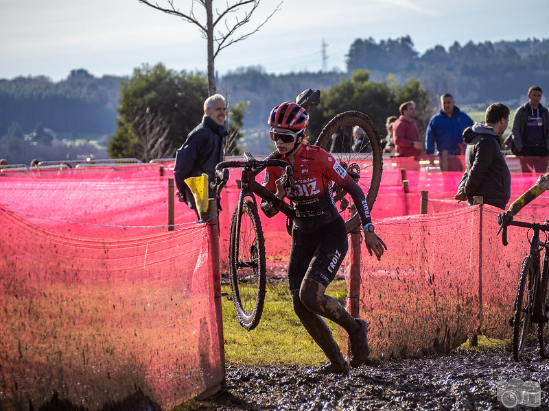 Miguel Rodríguez asina unha exhibición de ouro na despedida do Campionato de España de Ciclocrós