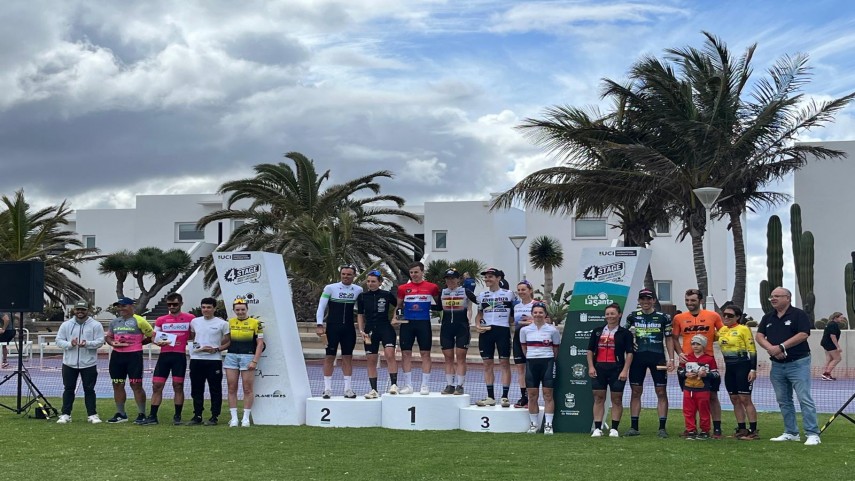 Tim-Smeenge-y-Tessa-Kortekaas-se-proclaman-ganadores-de-la-23-edicion-de-la-4-Stage-MTB-Race-Lanzarote-de-Club-La-Santa