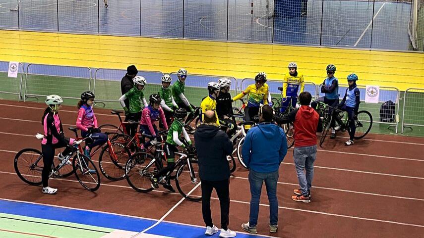 Intensidad-y-tecnica-en-el-decimo-entrenamiento-de-ciclismo-en-pista-infantil