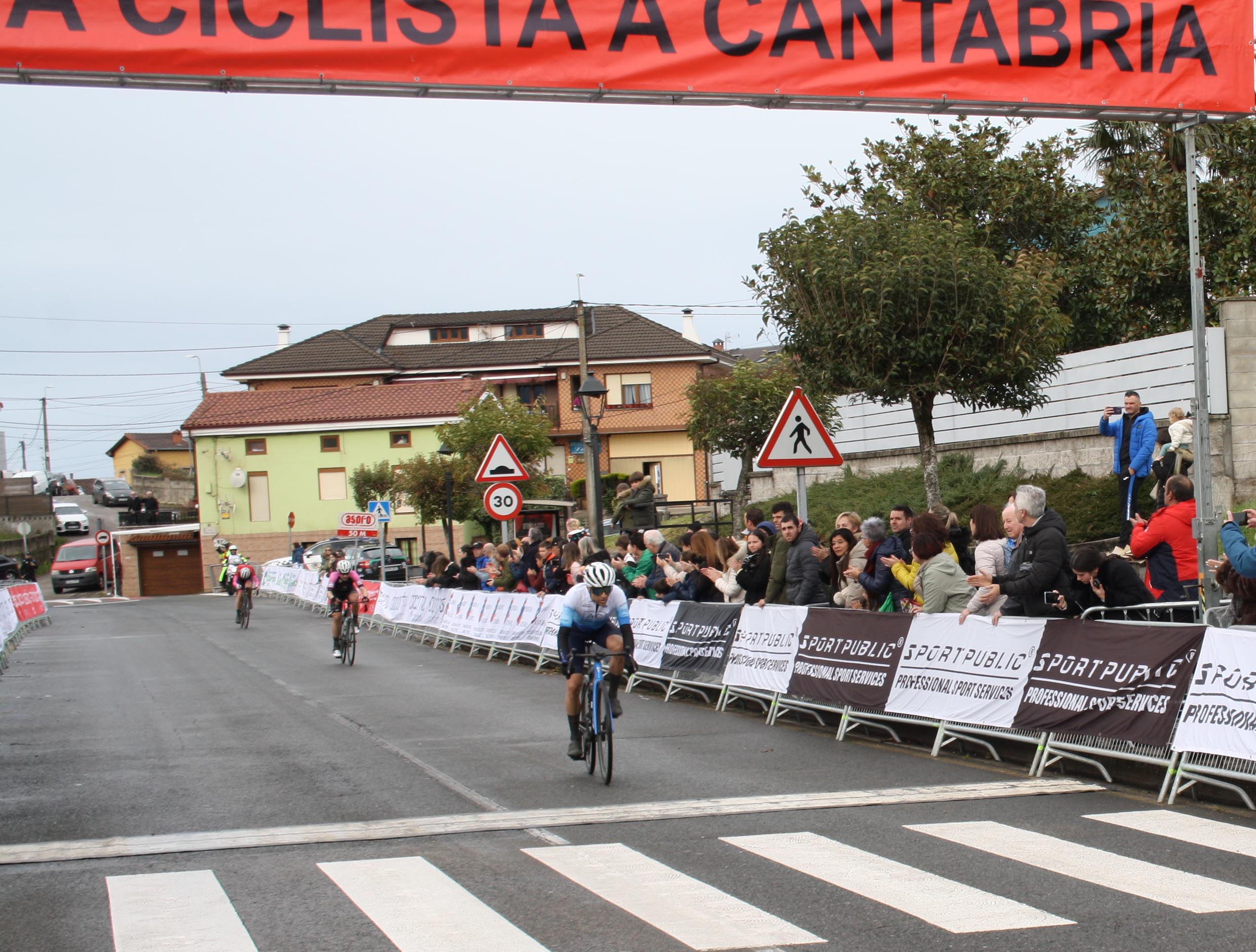 Oter Quintana gana la Vuelta a Cantabria Máster