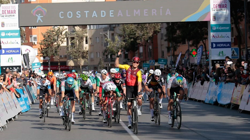 Milan-Fretin-vuela-en-la-38-Clasica-de-Almeria