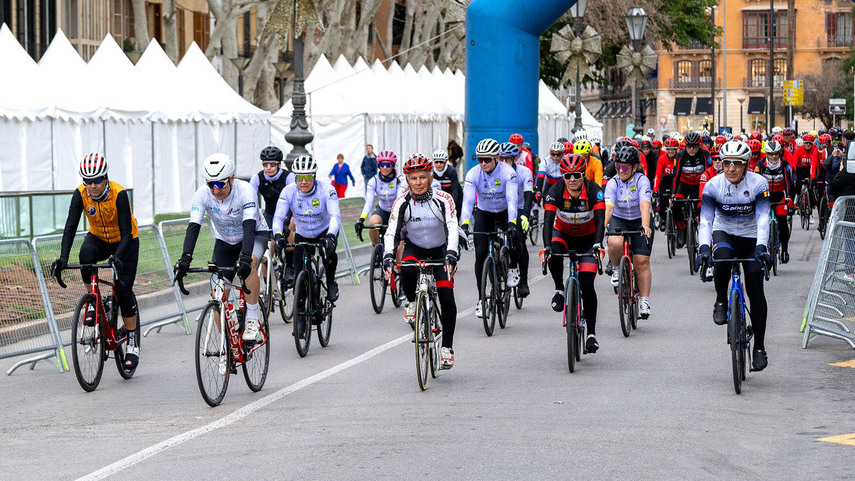 EL-PELOToN-CICLOTURISTA-INAUGURA-LA-TEMPORADA-CON-LA-MARXA-DEL-DIA-DE-LES-ILLES-BALEARS