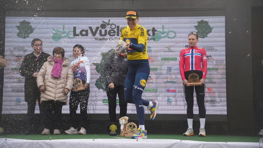 ELLEN-VAN-DIJK-CONQUISTA-LA-VUELTA-A-EXTREMADURA-FEMENINA-2025