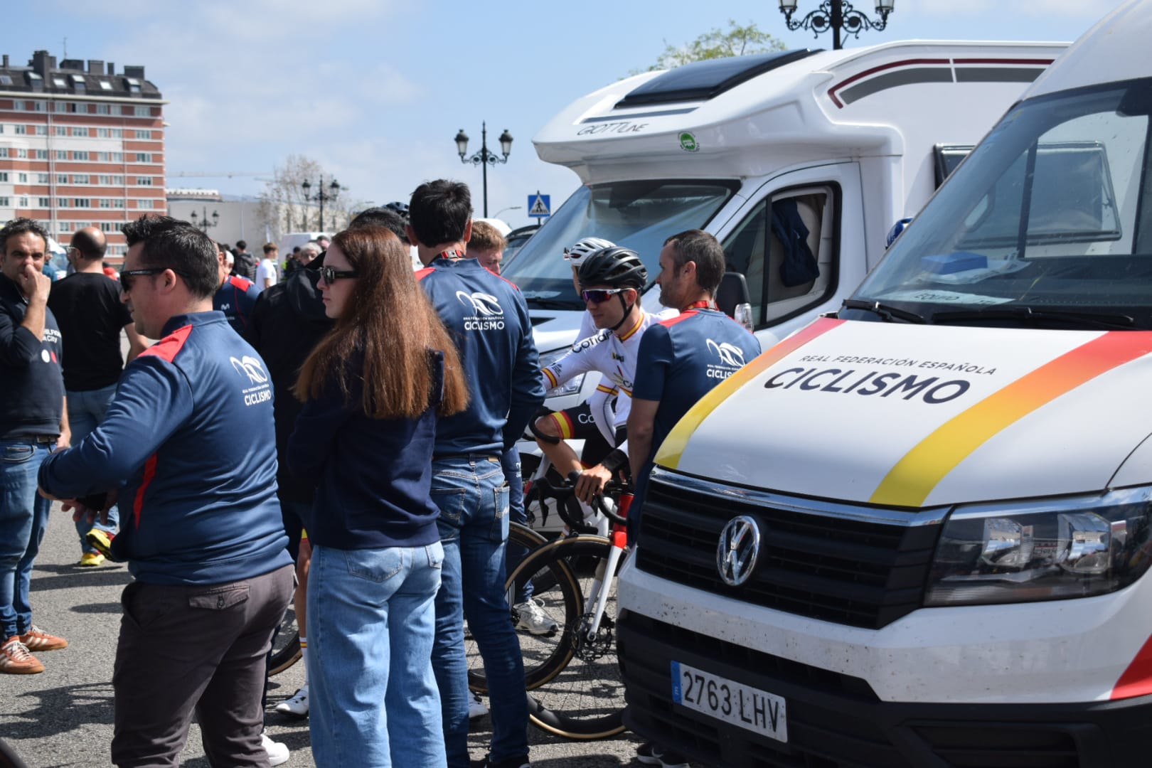 Steff Cras gana en Llanes y abre con fuerza la edición centenaria de la Vuelta a Asturias