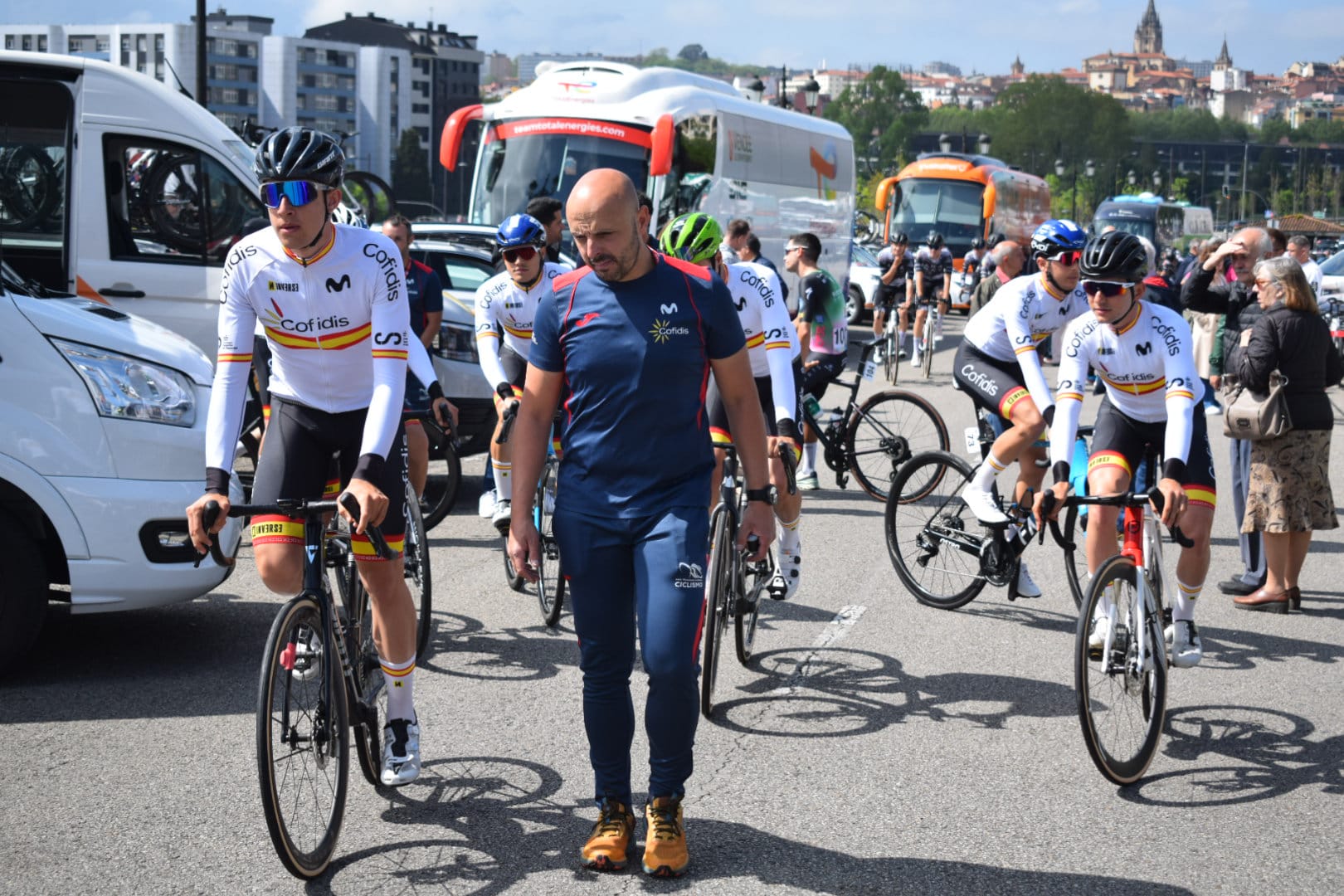 Steff Cras gana en Llanes y abre con fuerza la edición centenaria de la Vuelta a Asturias