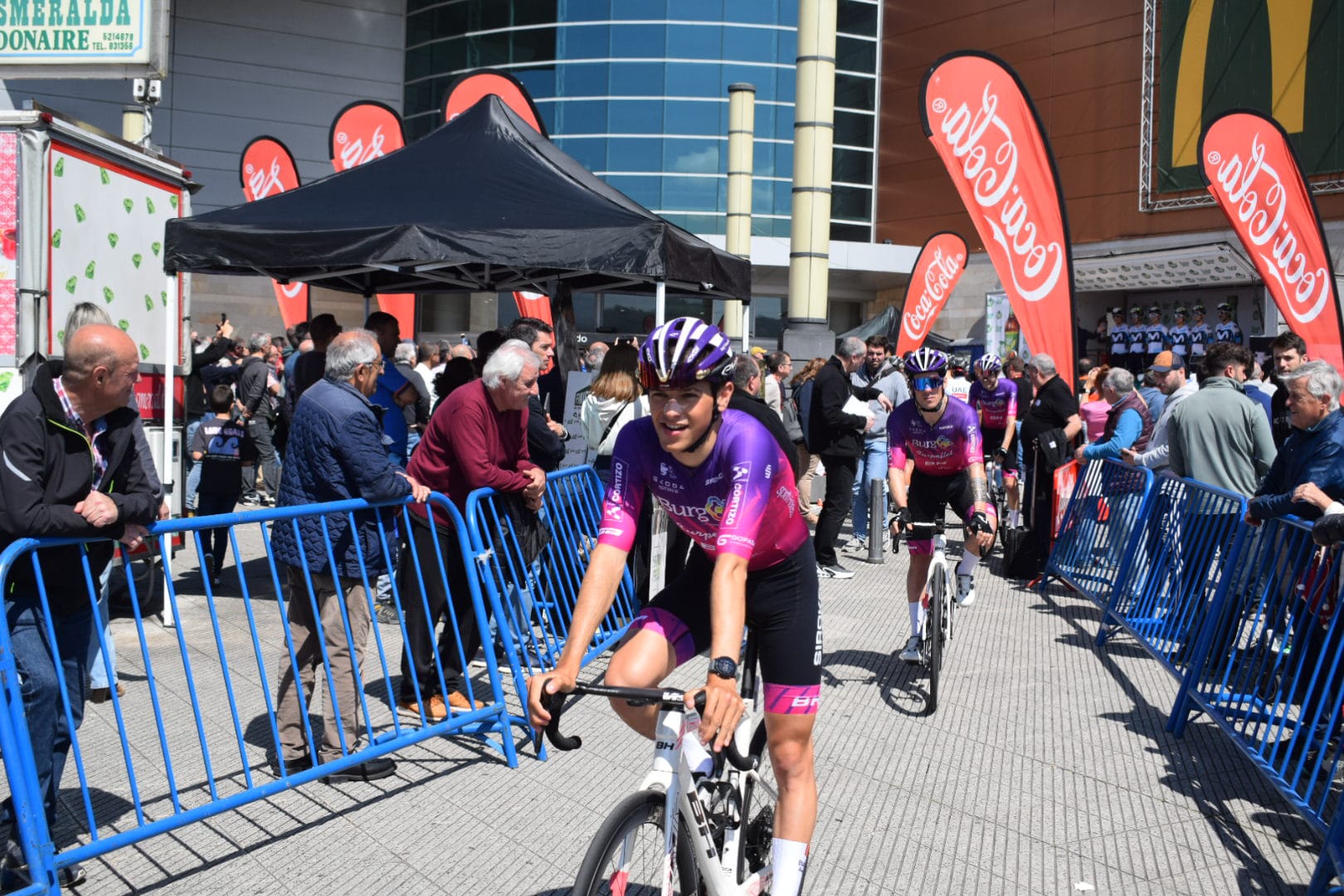 Steff Cras gana en Llanes y abre con fuerza la edición centenaria de la Vuelta a Asturias