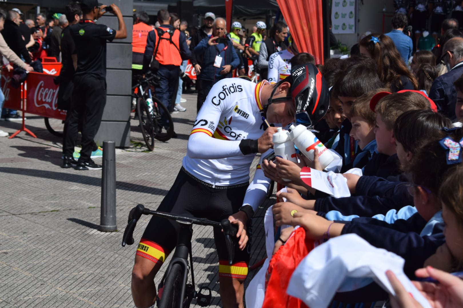 Steff Cras gana en Llanes y abre con fuerza la edición centenaria de la Vuelta a Asturias