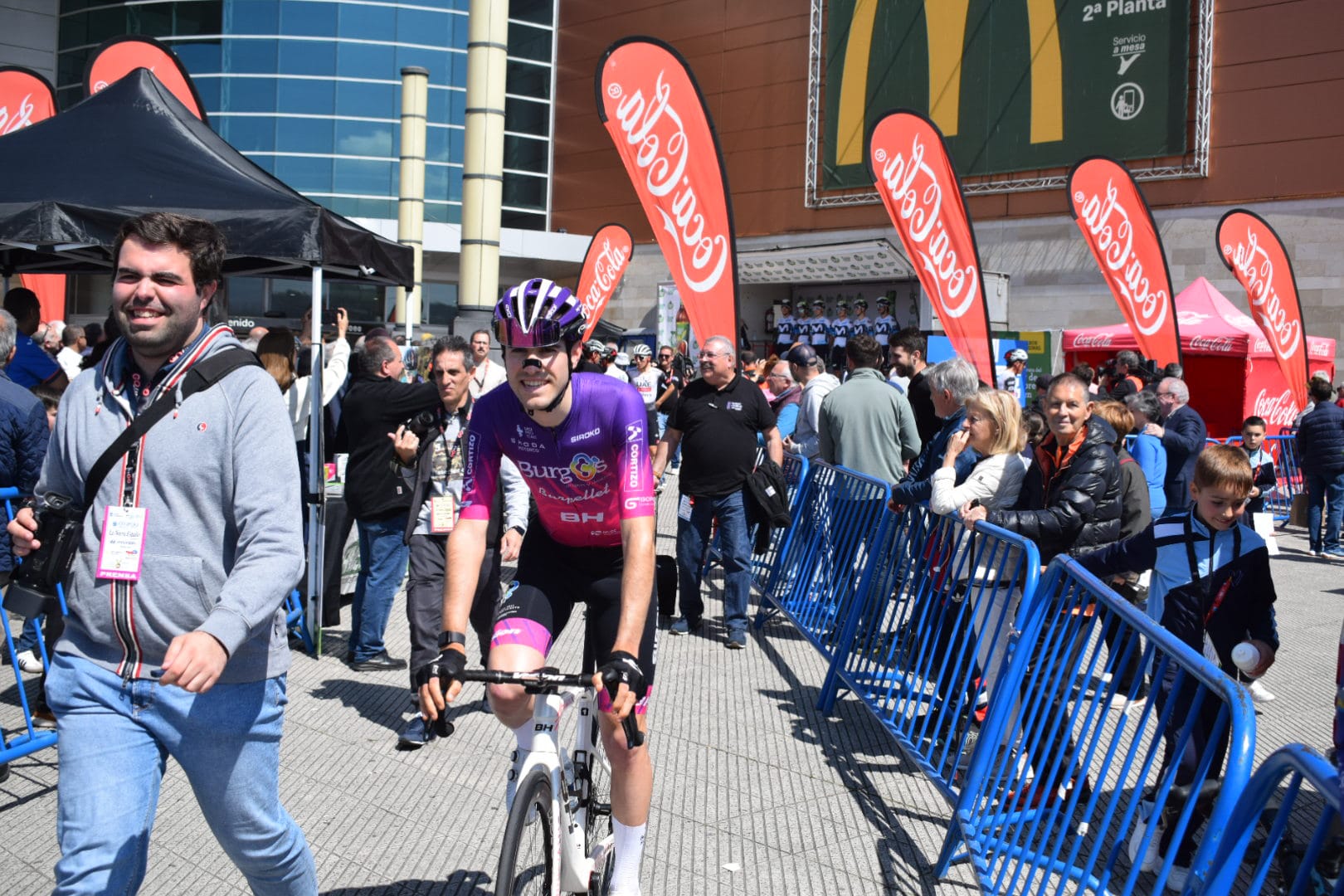 Steff Cras gana en Llanes y abre con fuerza la edición centenaria de la Vuelta a Asturias