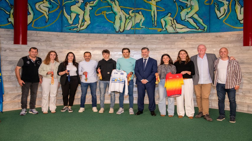Luis-Martinez-Abad-recibe-a-los-medallistas-cantabros-de-ciclocross-en-el-Campeonato-de-Espana-y-en-el-de-Europa