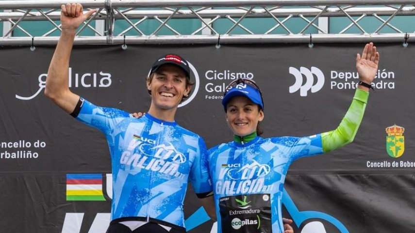 Sebastian-Andres-e-Natalia-Fisher-coroanse-en-Lalin-na-Volta-a-Galicia-BTT