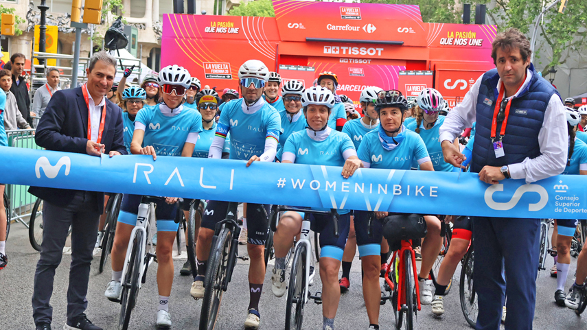 Women-In-Bike-brilla-en-el-inicio-de-La-Vuelta-Femenina-en-Barcelona