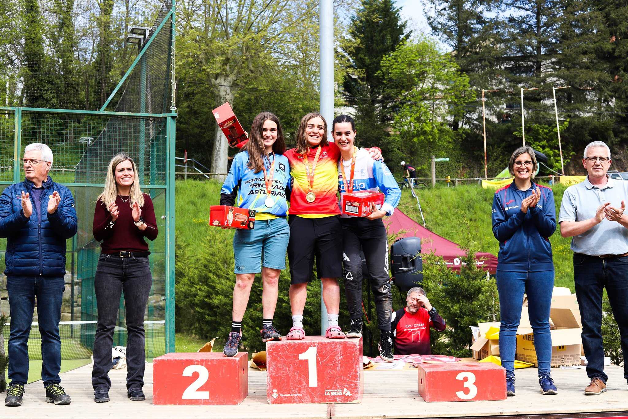 Alba Arias e Marco Veiga báñanse en ouro no Campionato de España de Enduro