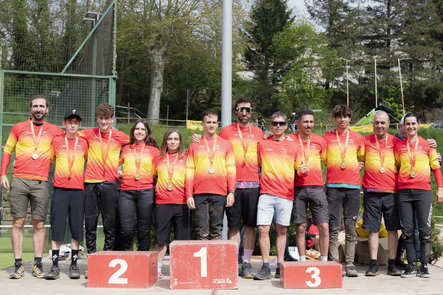 Alba Arias e Marco Veiga báñanse en ouro no Campionato de España de Enduro