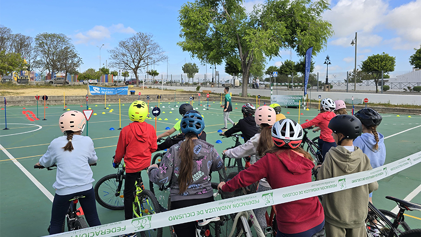 La-Diputacion-de-Cadiz-y-la-FAC-ponen-en-marcha-la-campana-a��Bici-Educaa��