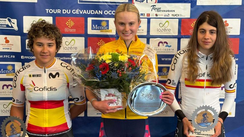 Paula-Ostiz-y-Alejandra-Neira-suben-al-podio-final-del-Tour-du-Guevaudan