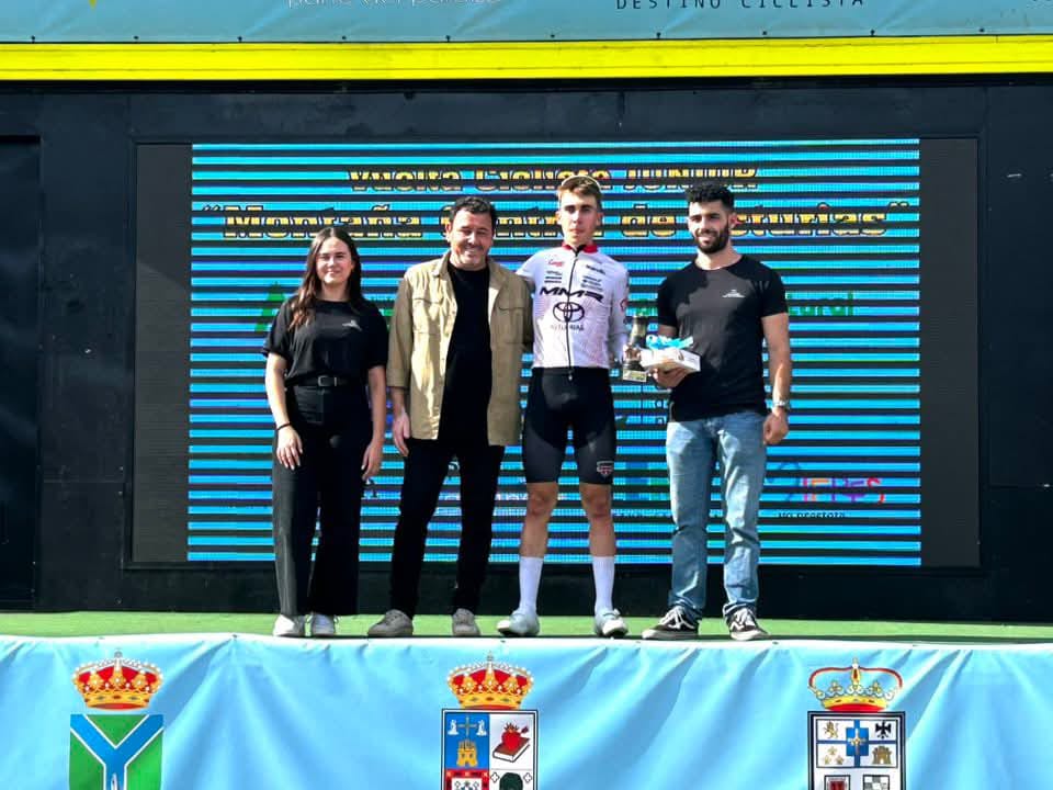Benjamín Noval conquista la tercera etapa y lidera la general en la Vuelta a la Montaña Central de Asturias Junior