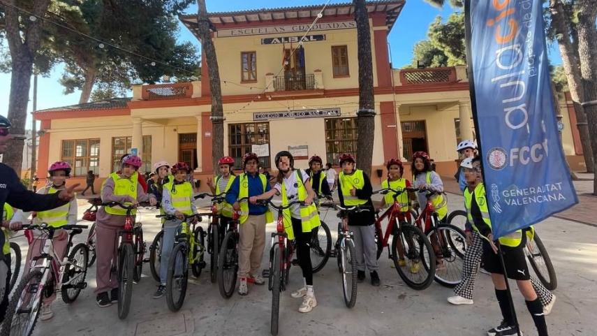 Aula-Ciclista-ensenara-a-montar-en-bici-y-a-circular-seguro-a-mas-de-35000-escolares