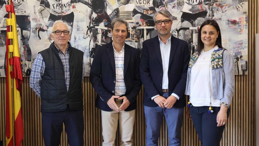 Jose-Vicioso-recibe-al-Club-Ciclista-Edelweiss-en-la-sede-de-la-RFEC