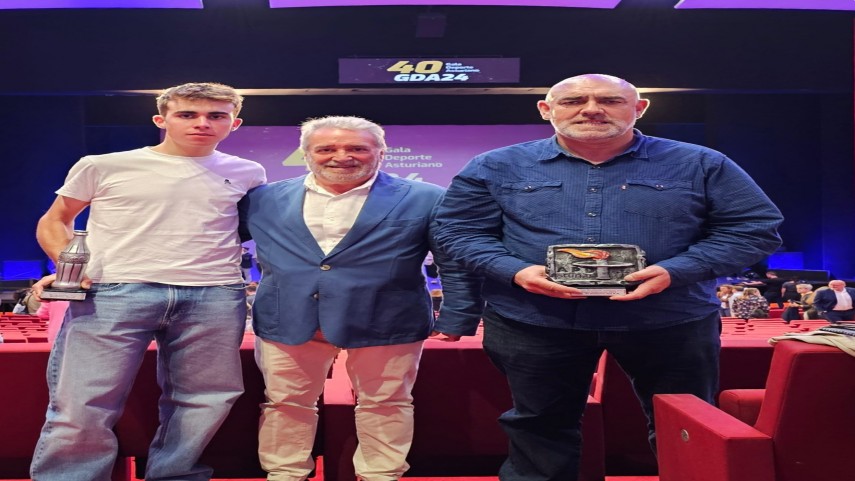 BENJAMIN-NOVAL-Y-LA-FEDERACIoN-DE-CICLISMO-PREMIADOS-EN-LA-GALA-DEL-DEPORTE-ASTURIANO