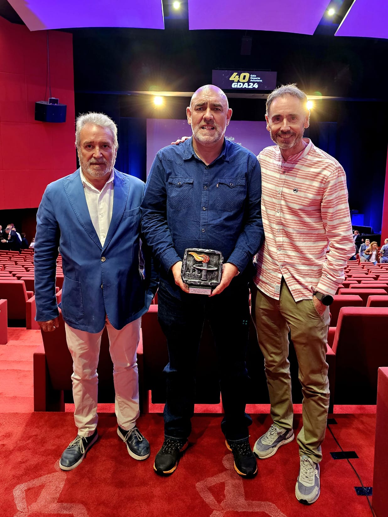 BENJAMIN NOVAL Y LA FEDERACIÓN DE CICLISMO PREMIADOS EN LA GALA DEL DEPORTE ASTURIANO